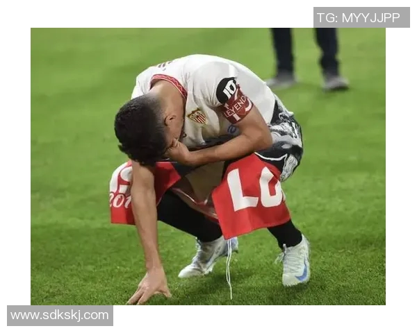 足球明星孩子泪洒赛场感人瞬间引发网友热议与共鸣 足球明星孩子泪洒赛场感人瞬间引发网友热议与共鸣