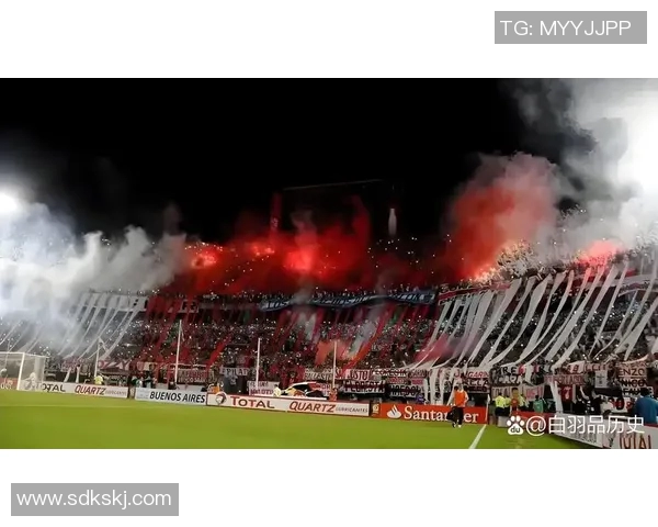 足球明星二娃在比赛中意外踢脸引发热议球迷反应各异