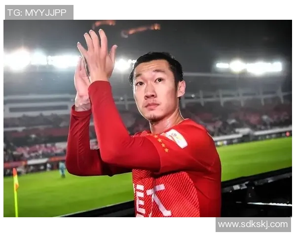 足球明星因新冠疫情影响宣布退役引发球迷热议与关注