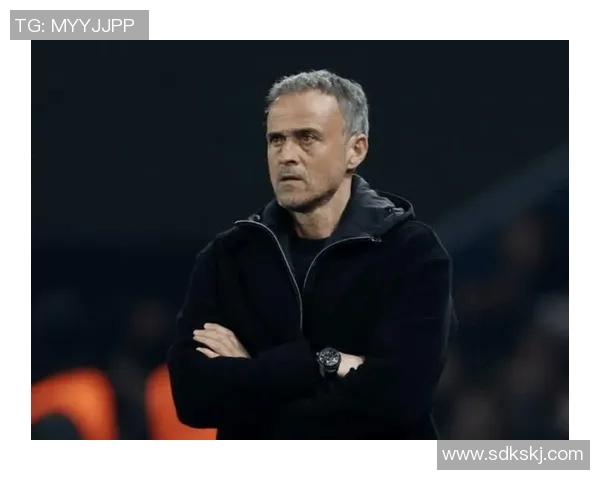 足球明星魅力四射西装定妆照展现运动与时尚完美结合的风采