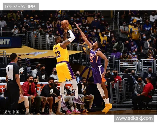 湖人对决热火激情四溢NBA赛场火爆对抗引发球迷热议